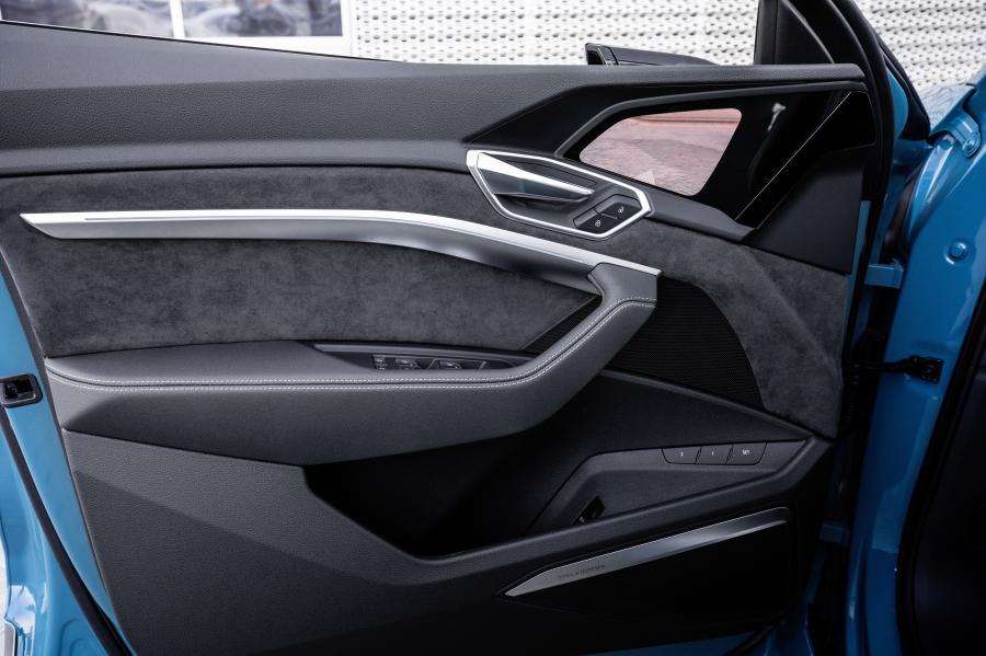 Детали интерьера Audi e-tron 55 Quattro 2019 года  (WW) (фото 179 из 452)